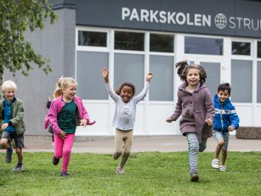 Elever løber i skolegården